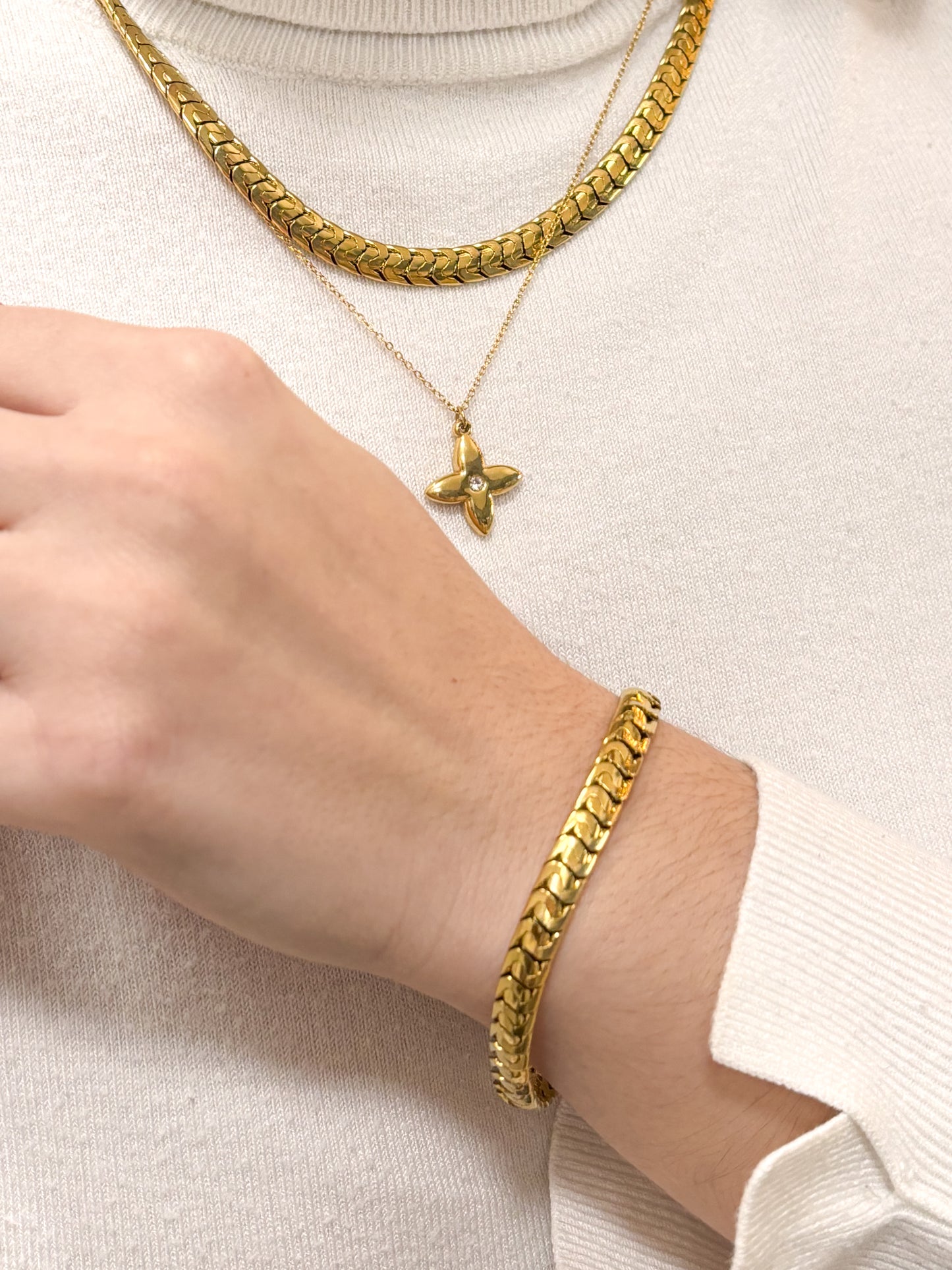 modelo usando pulseira chapada dourada aço inox