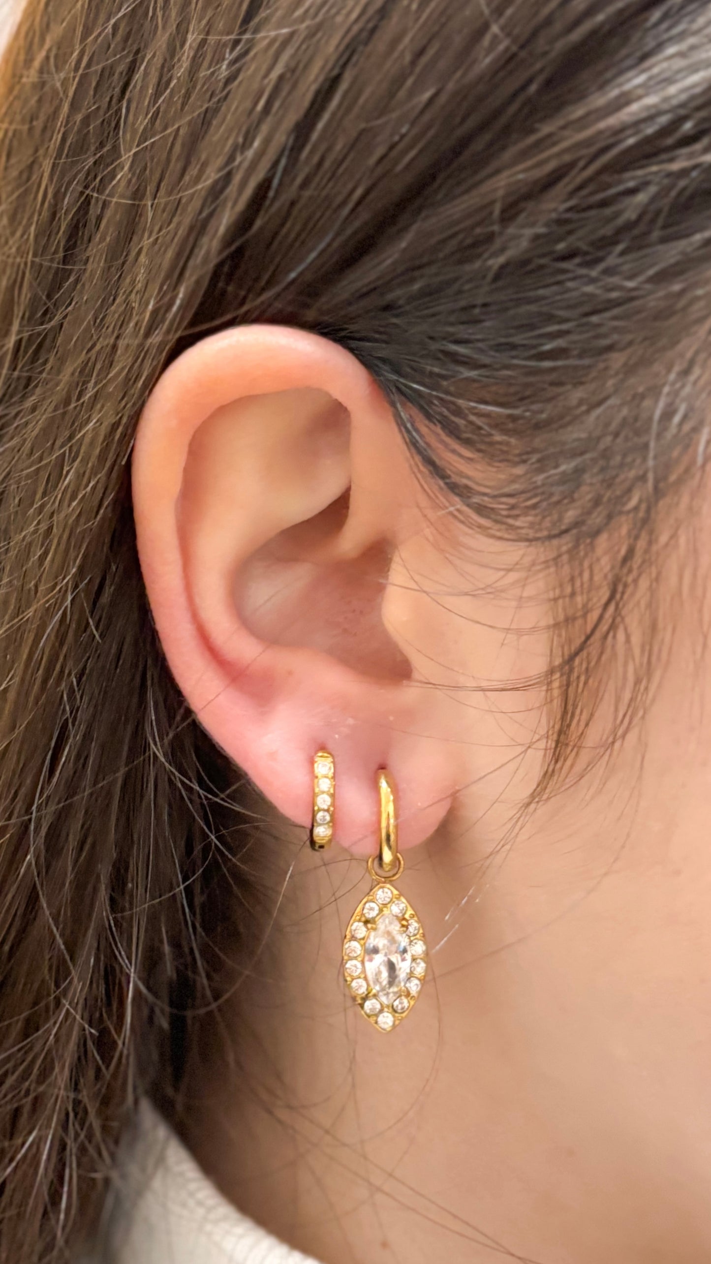 modelo usando brincos gota dourado aço inox 316l