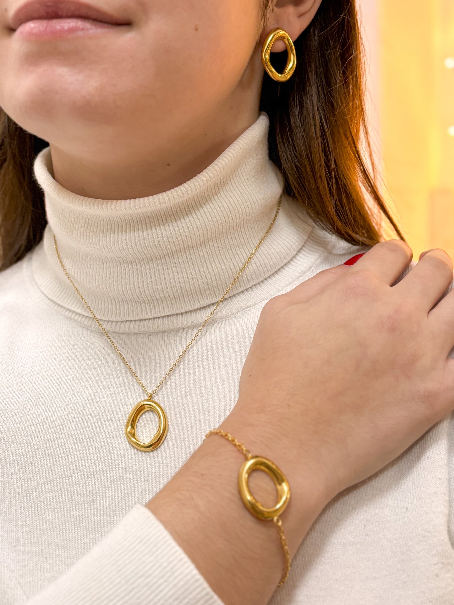 modelo usando brincos irregulares médios dourado aço inox