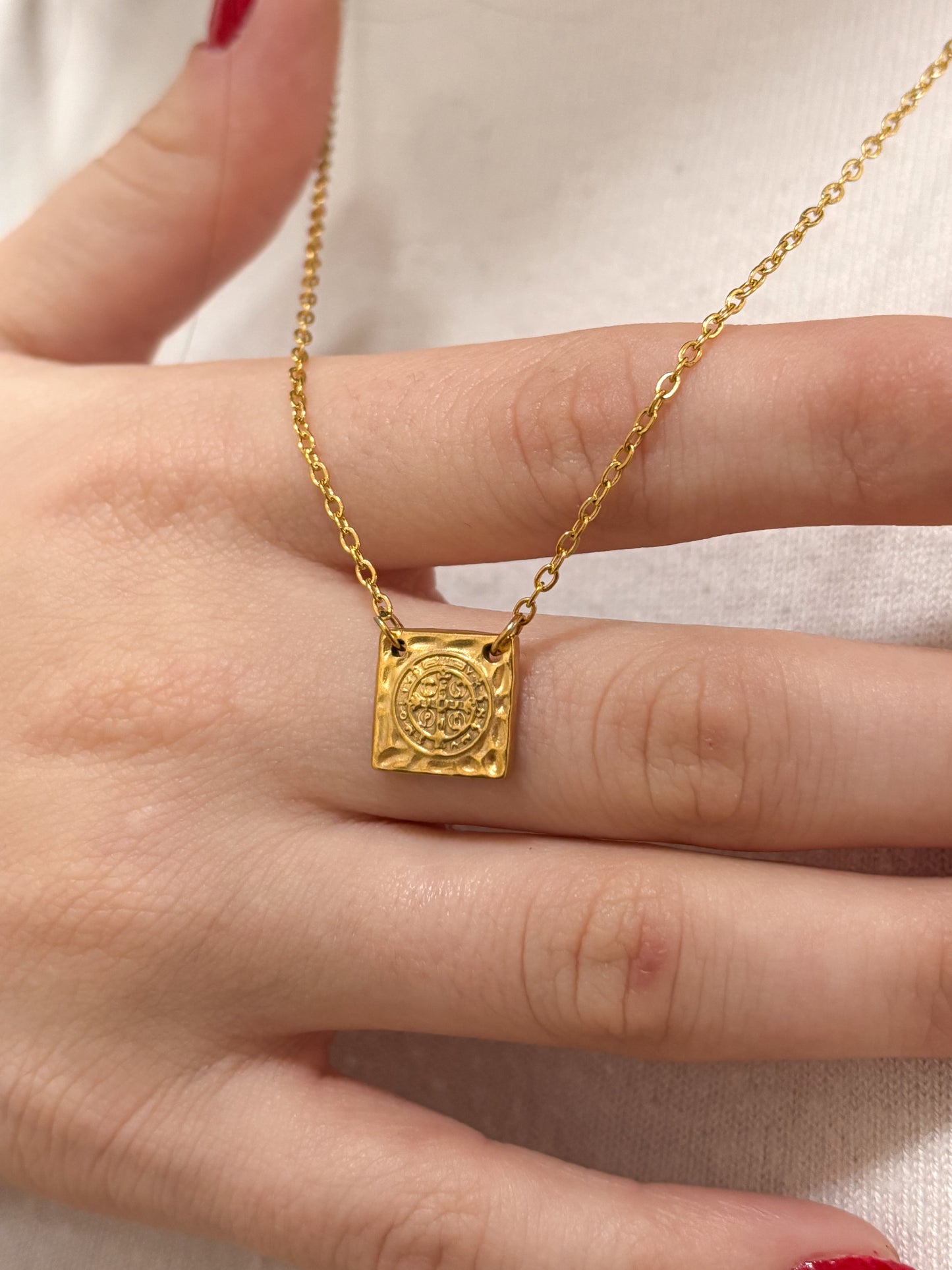 modelo usando escapulário prateado aço inox