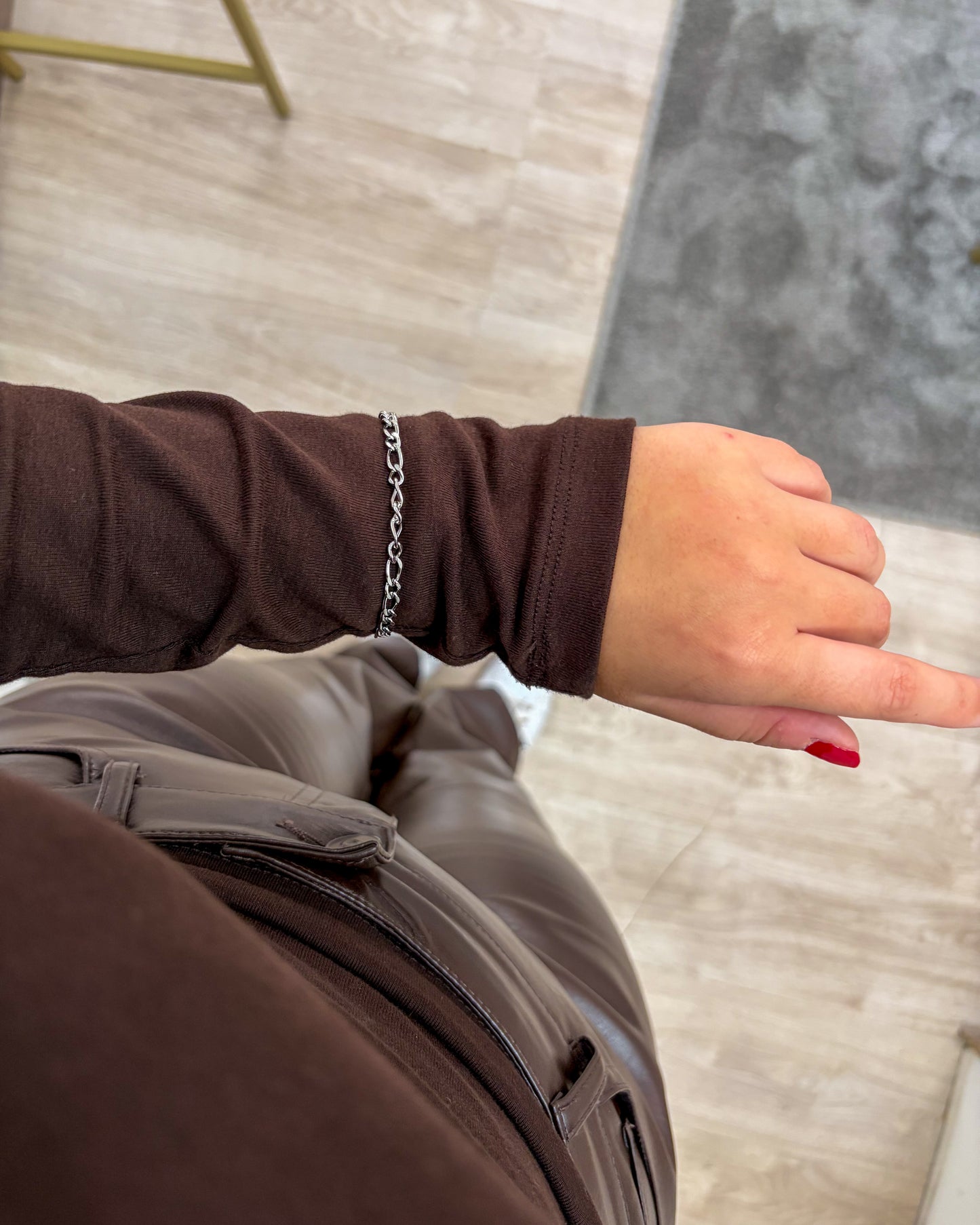 modelo usando pulseira corrente prateado aço inox