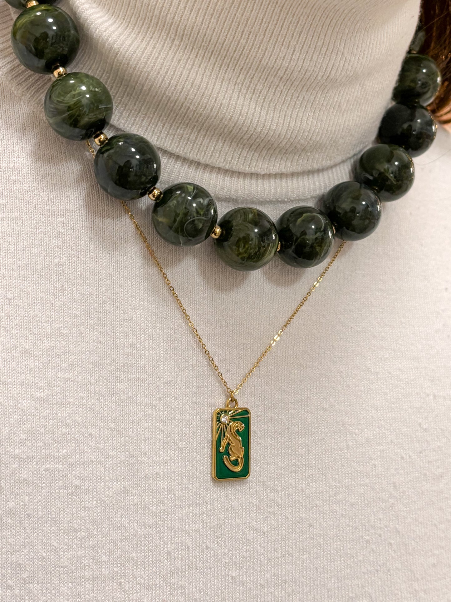 modelo usando colar bubbles verde aço inox