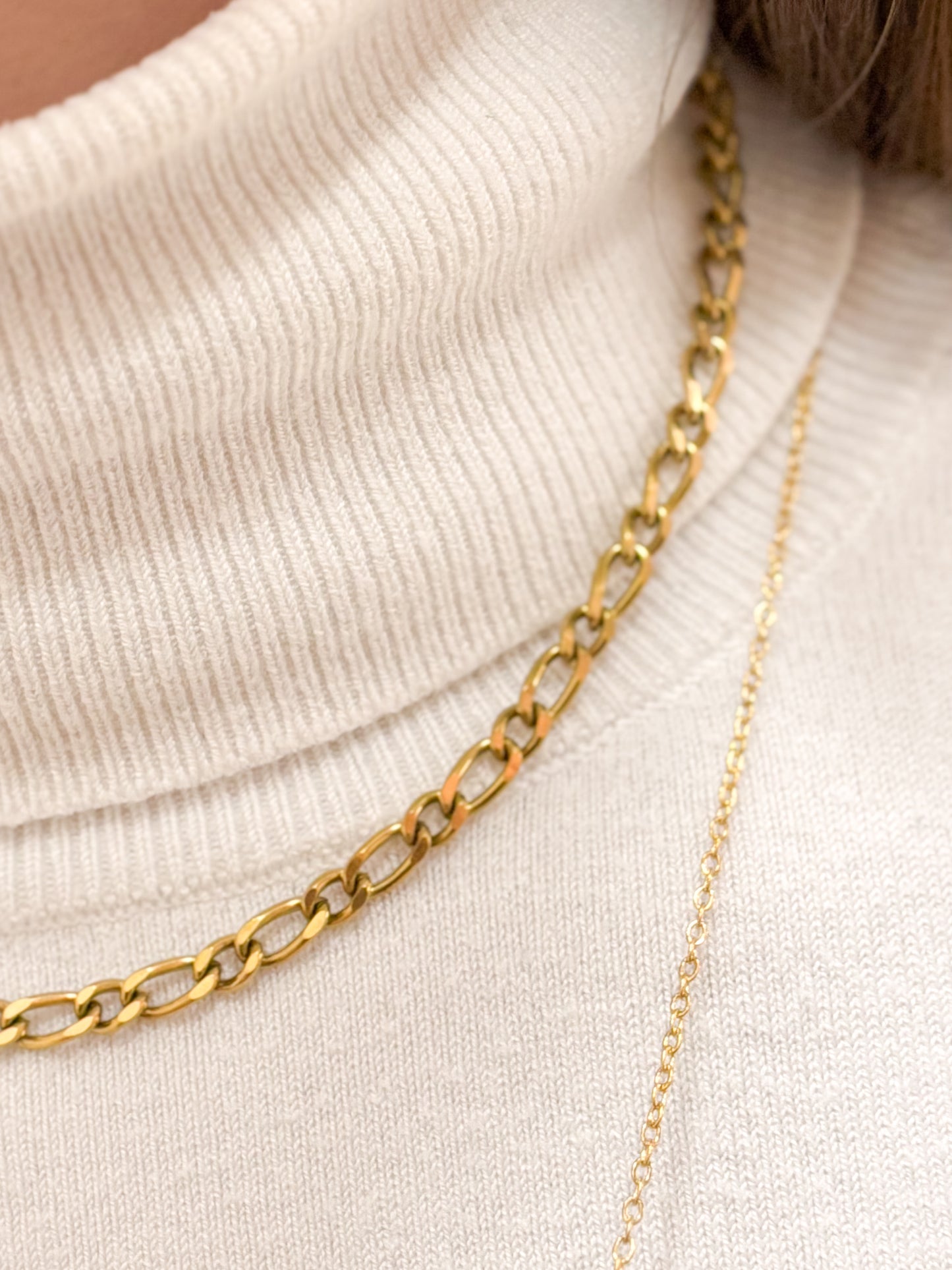 modelo usando colar corrente dourado aço inox