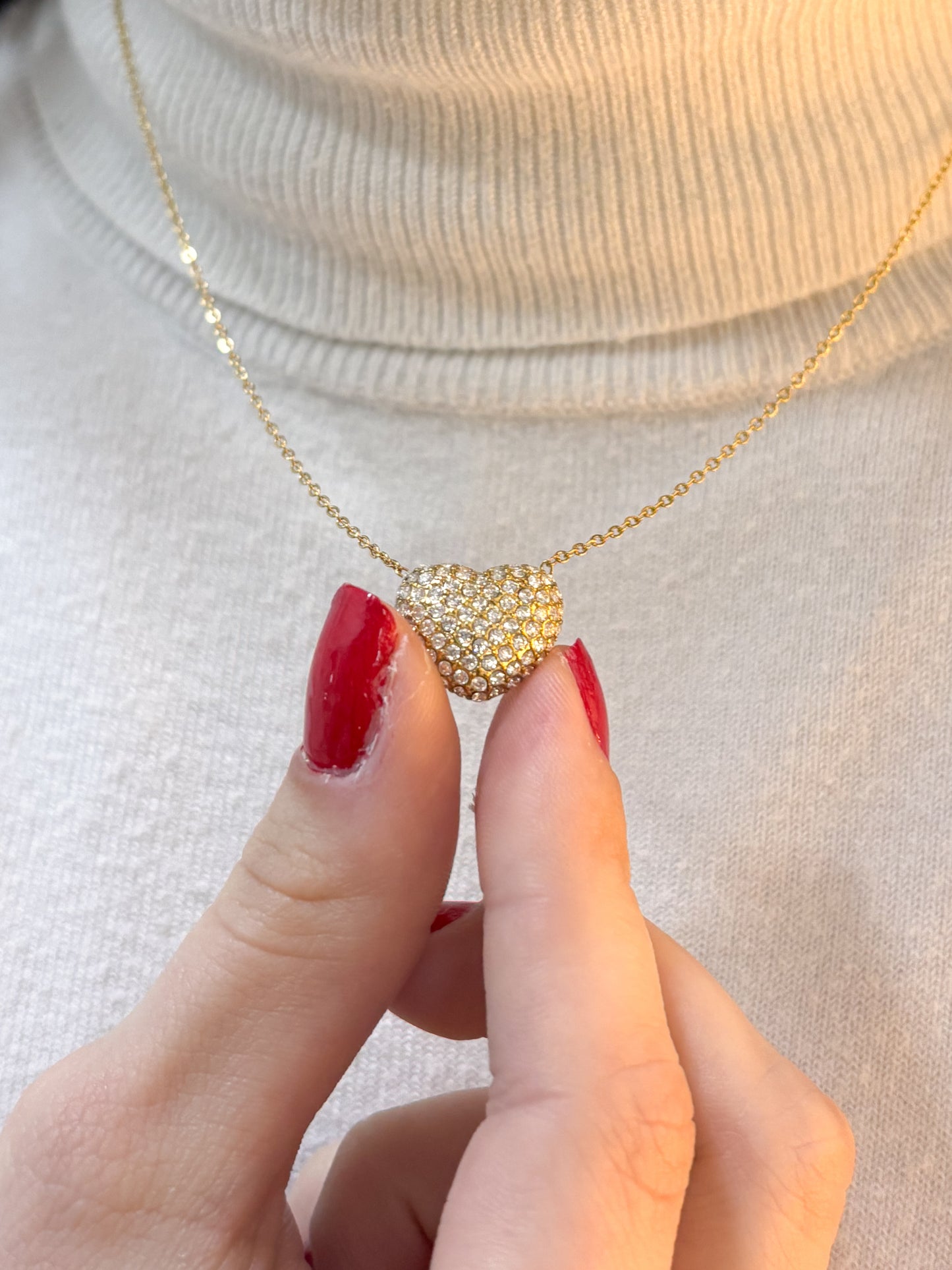 modelo usando colar love dourado em aço