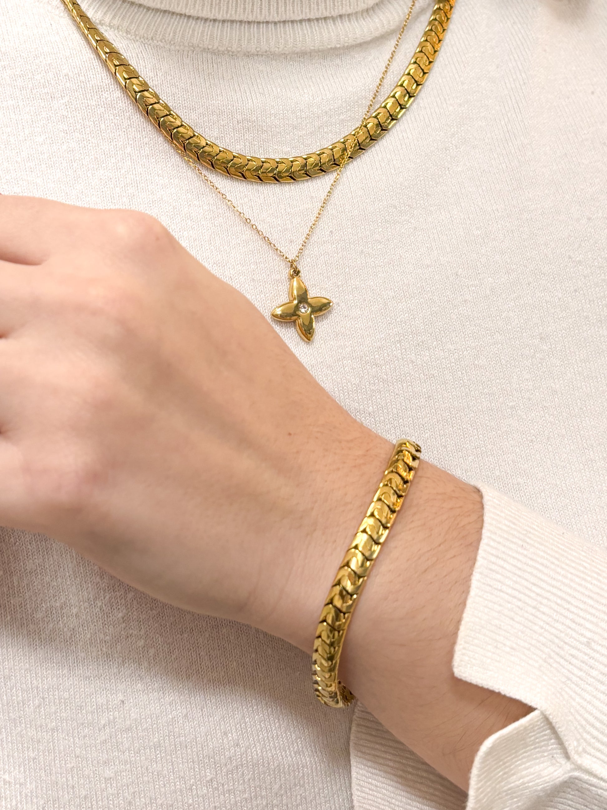 modelo usando pulseira chapada dourada aço inox