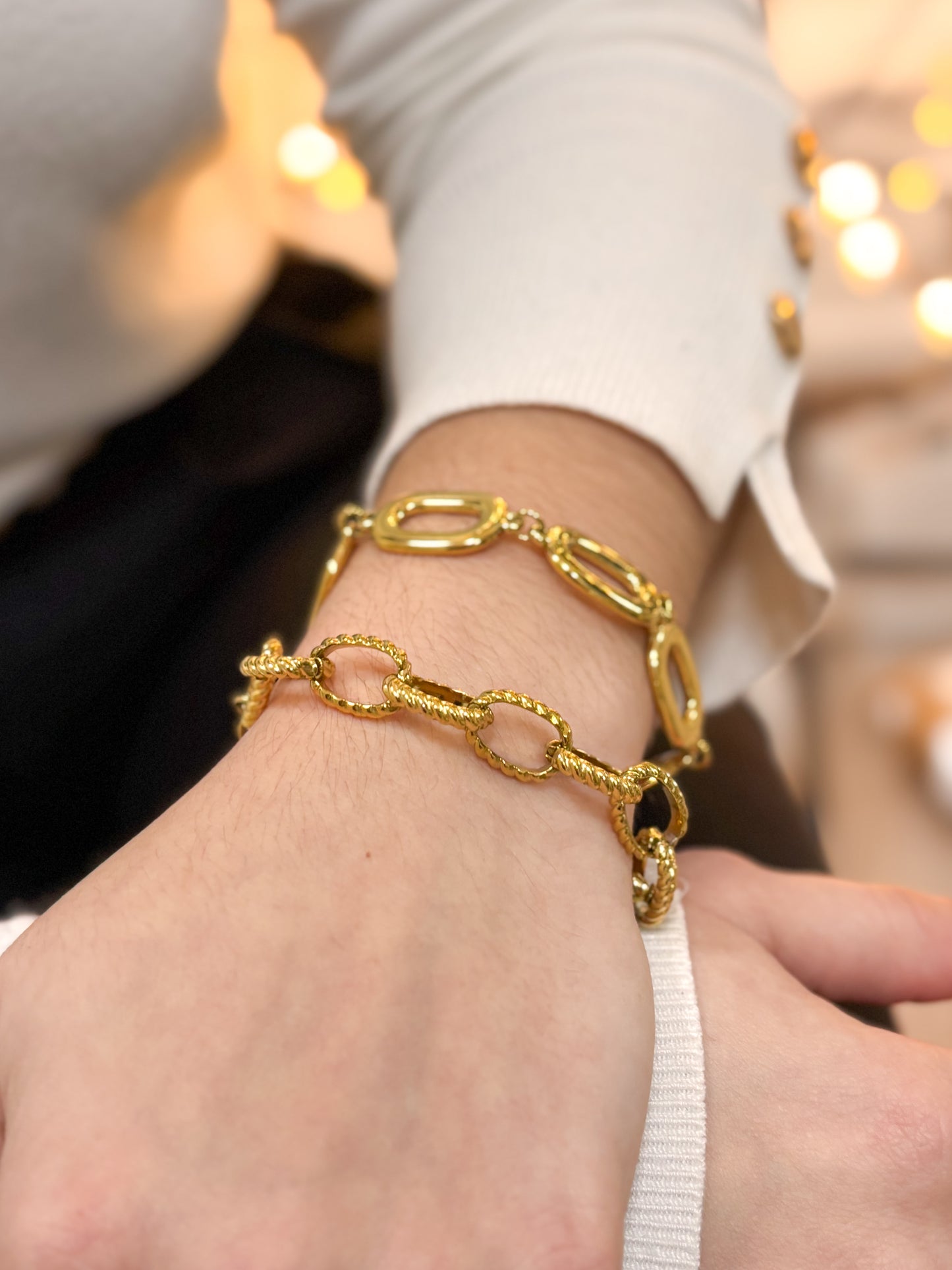 modelo usando pulseira corrente dourada aço inox