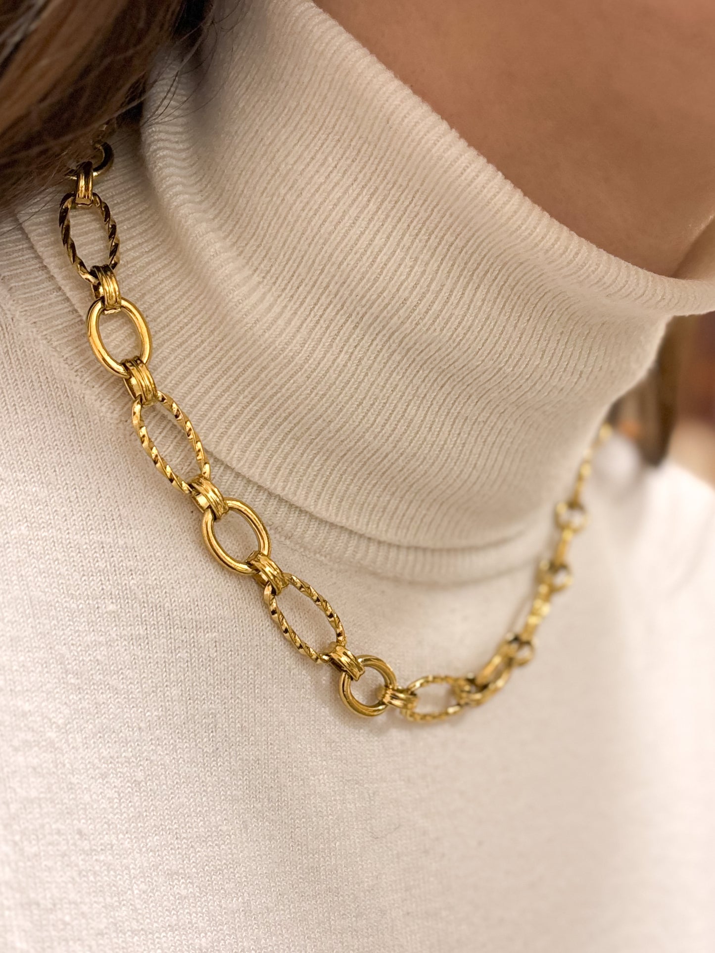 modelo usando colar glow chain dourado aço inox