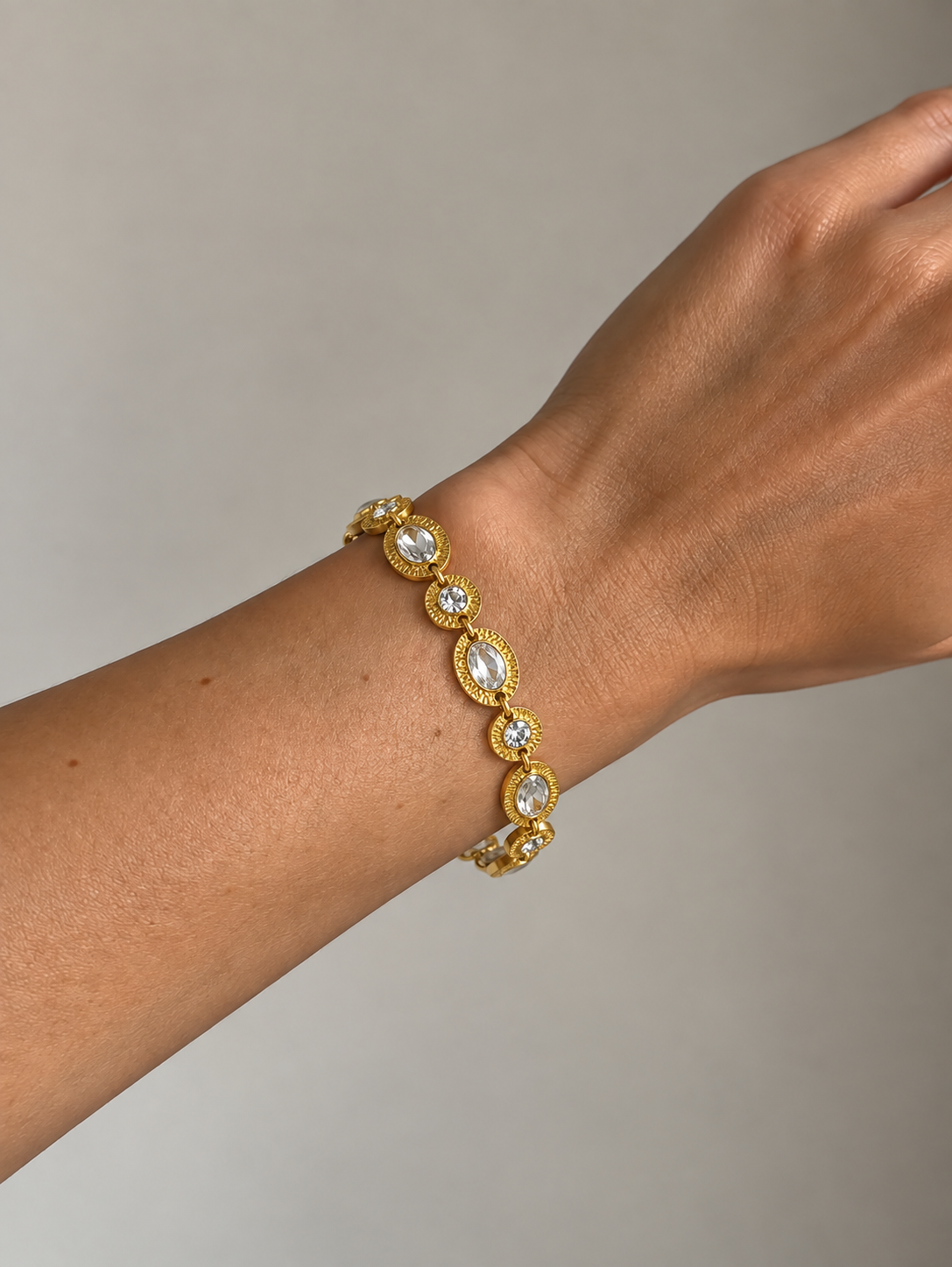 Pulseira Pedras Brancas ou Castanhas Dourado