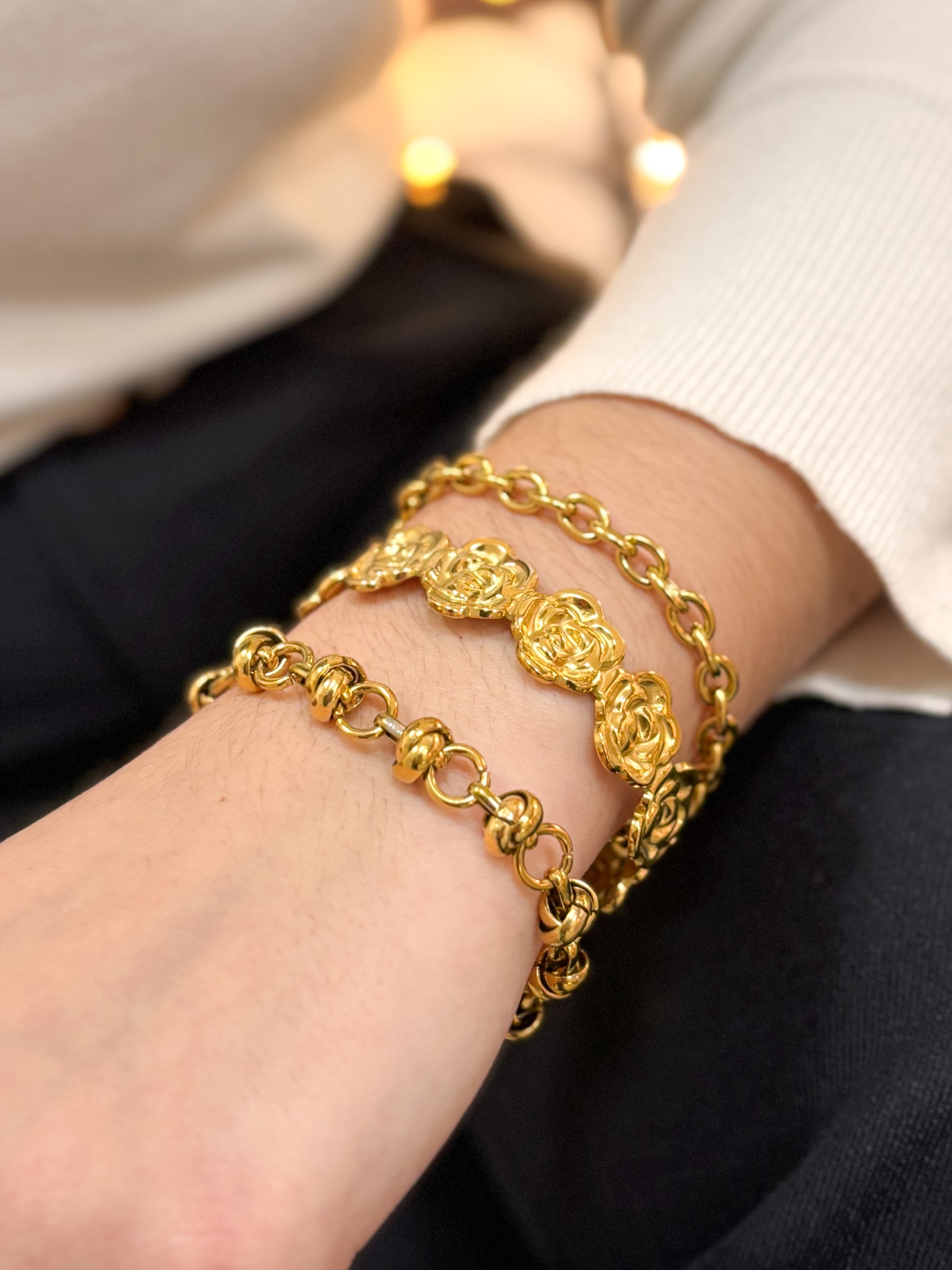 modelo usando pulseira nós fechados aço inox