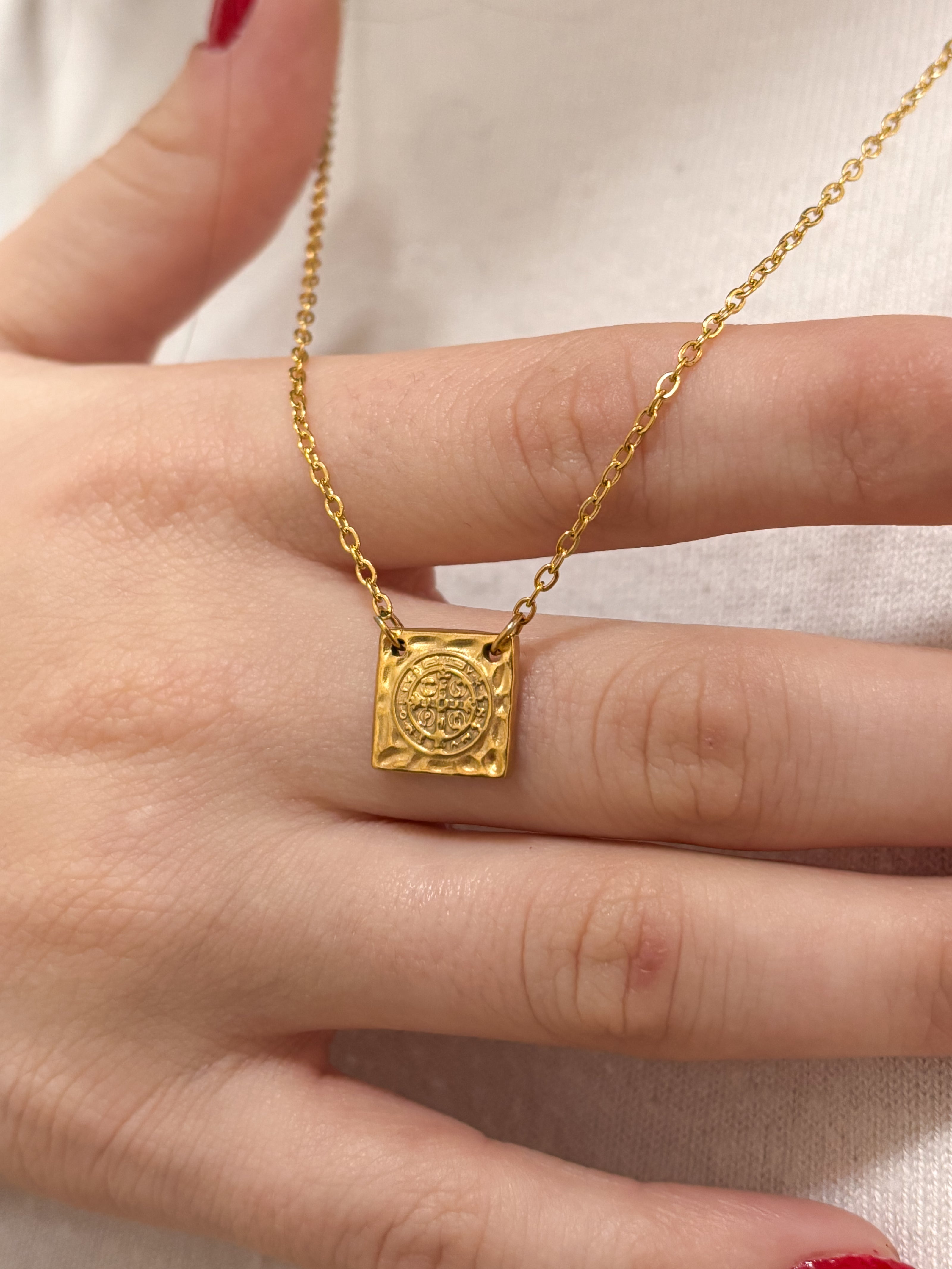 modelo usando escapulário prateado aço inox