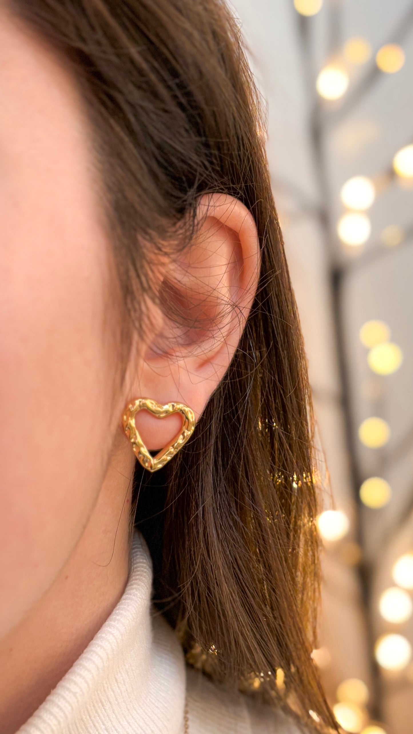 modelo usando brincos corazón dourado aço inox
