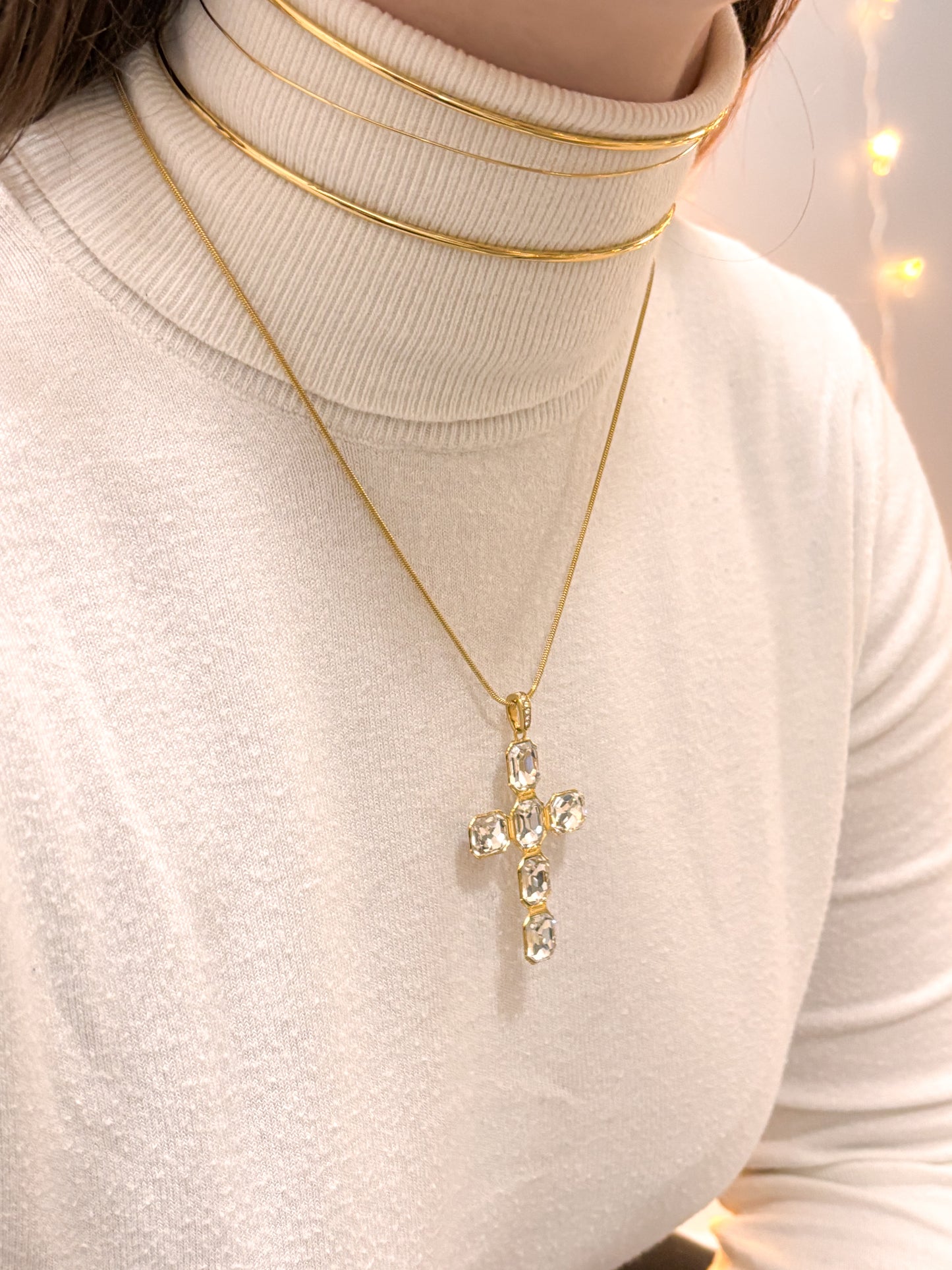 modelo usando colar cruz dourada aço inox