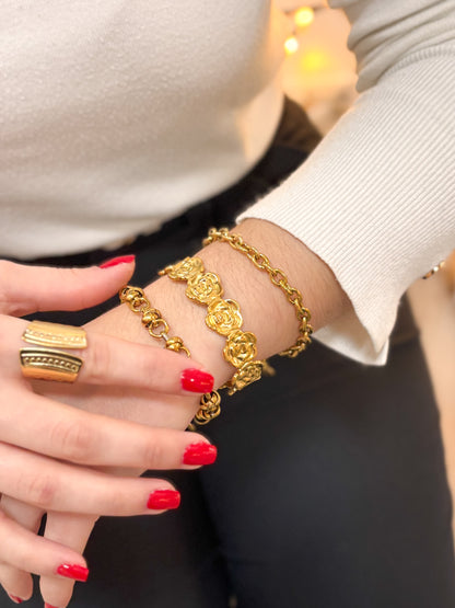 modelo usando pulseira corrente dourada aço inox
anel fivela dourado aço inox 316l