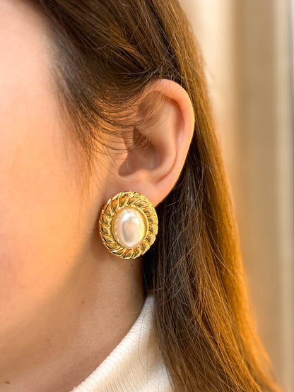 modelo usando brincos pérola dourado aço inox