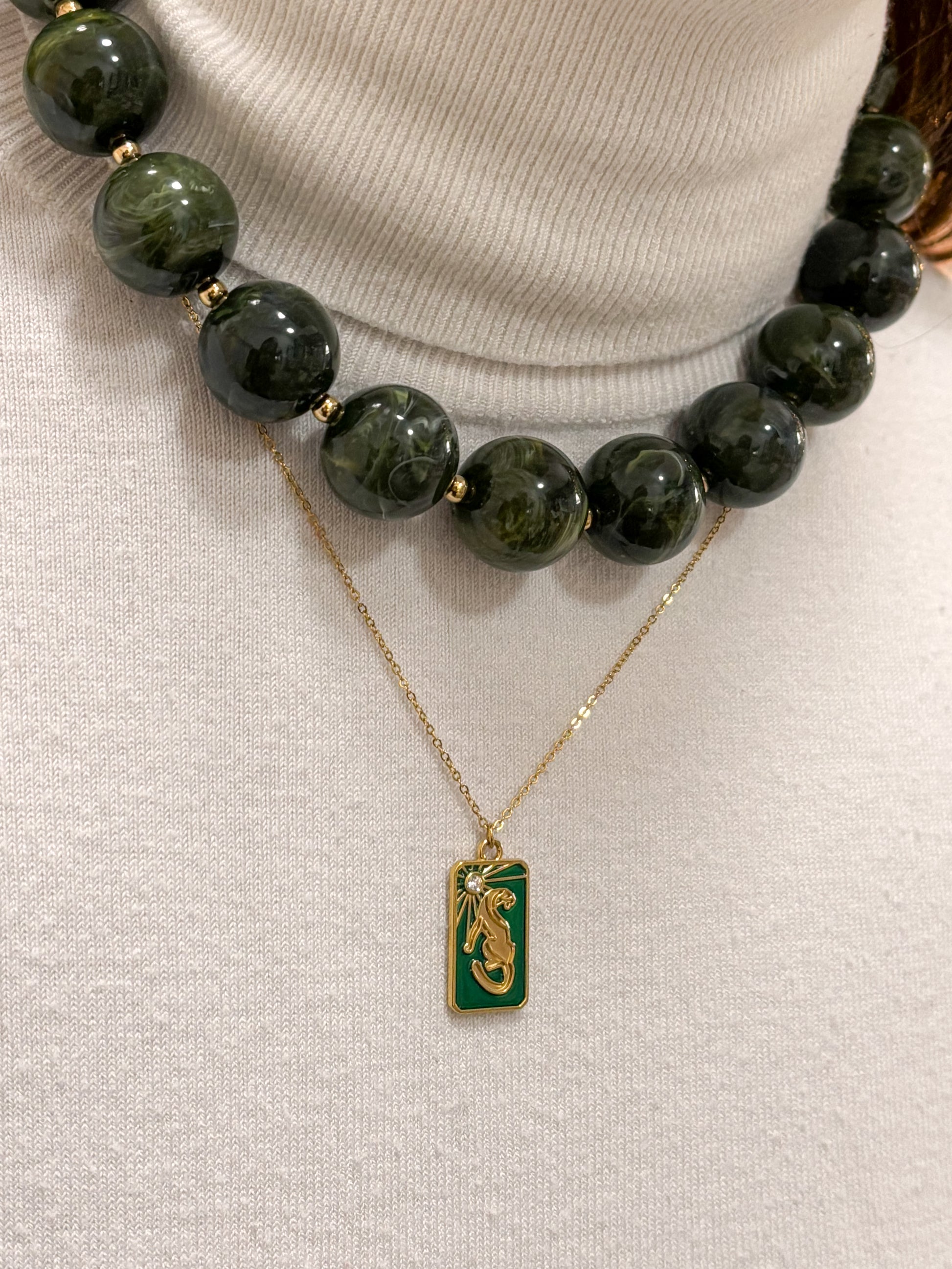 modelo usando colar bubbles verde aço inox