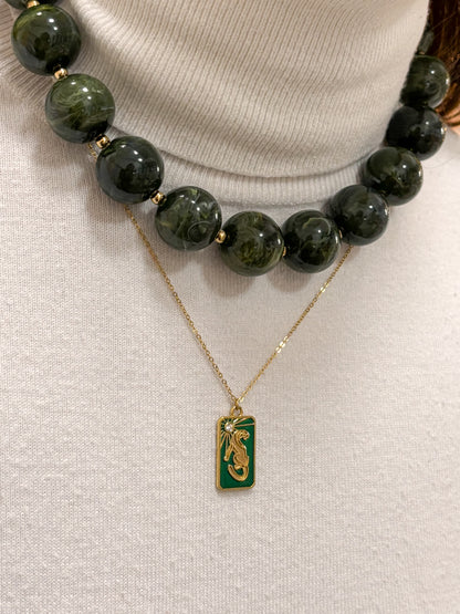 modelo usando colar bubbles verde aço inox