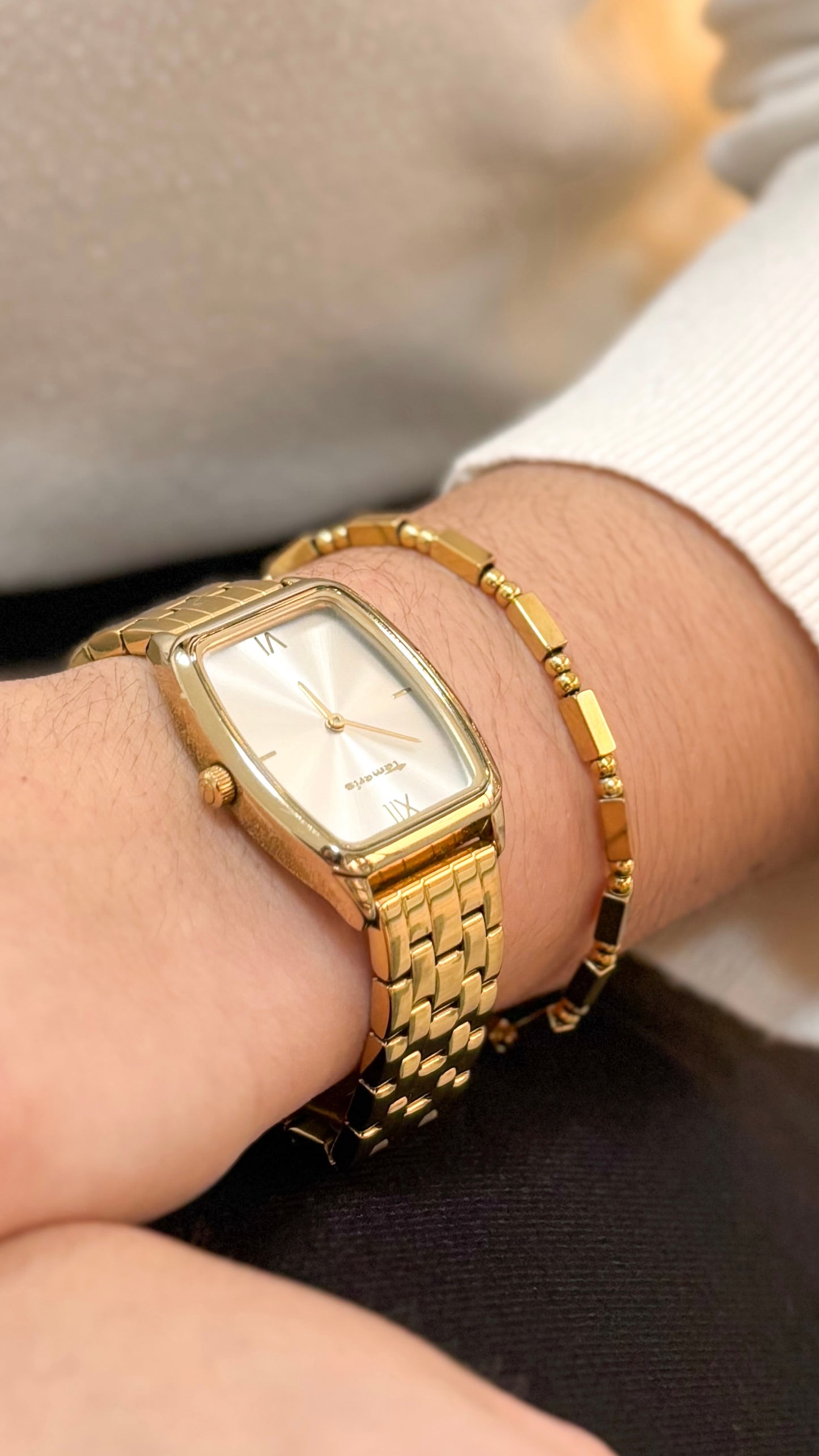 modelo usando pulseira geo dourada aço inox