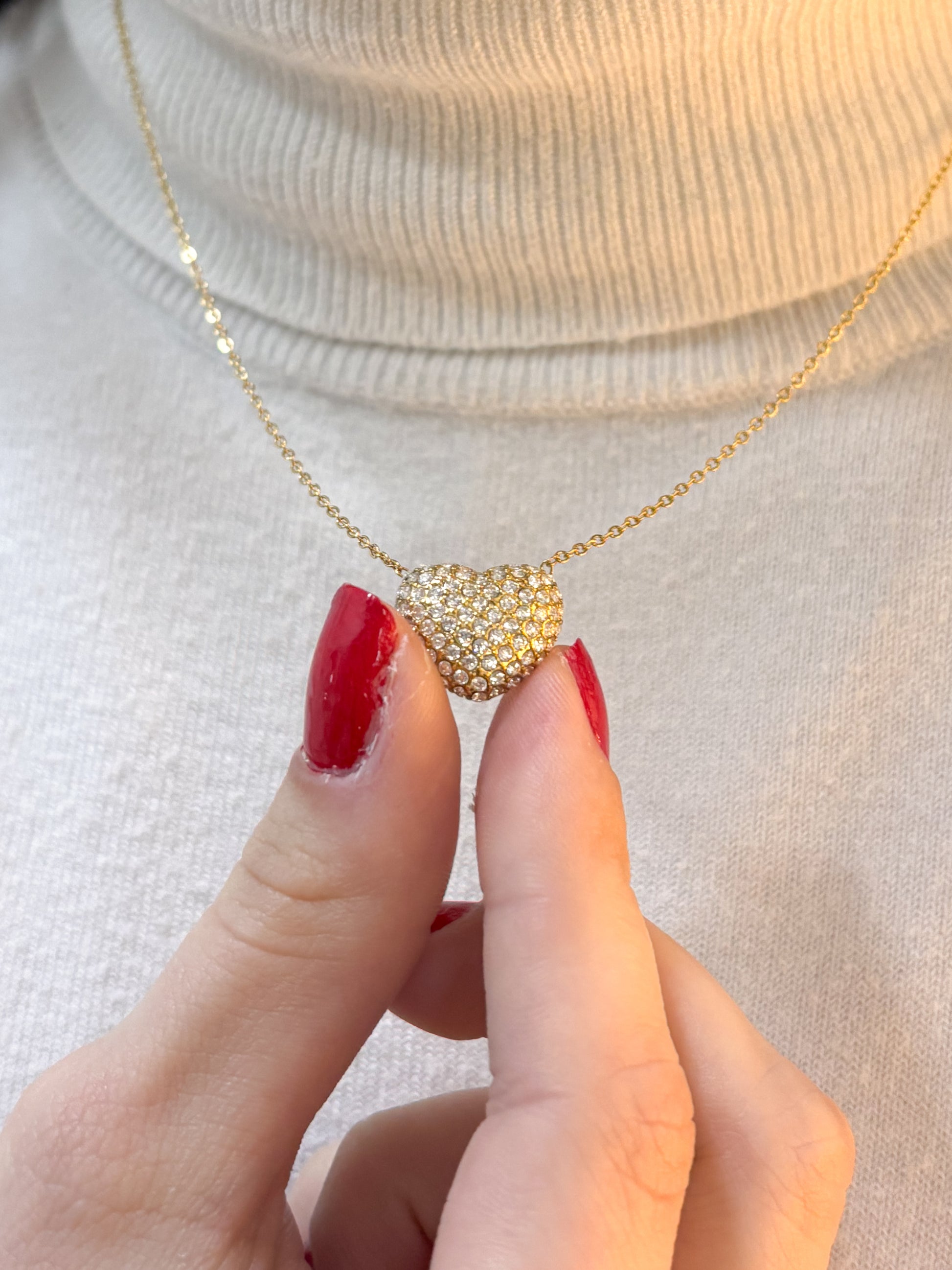 modelo usando colar love dourado em aço