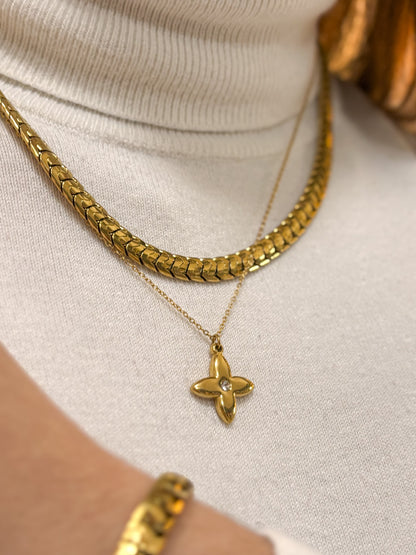 modelo usando colar corrente dourado aço inox