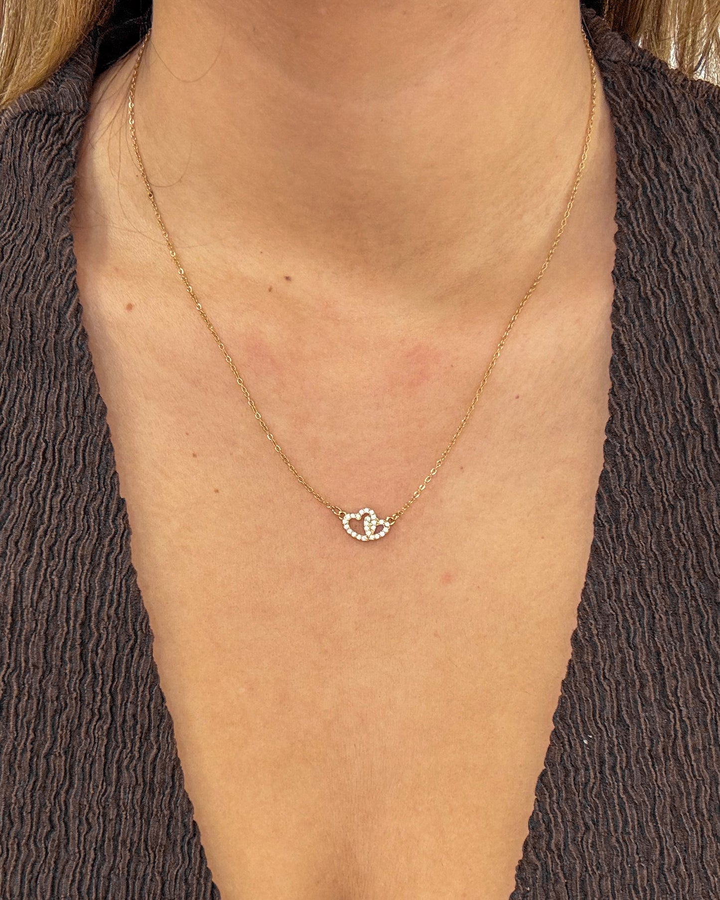 modelo usando colar duplo coração dourado aço inox