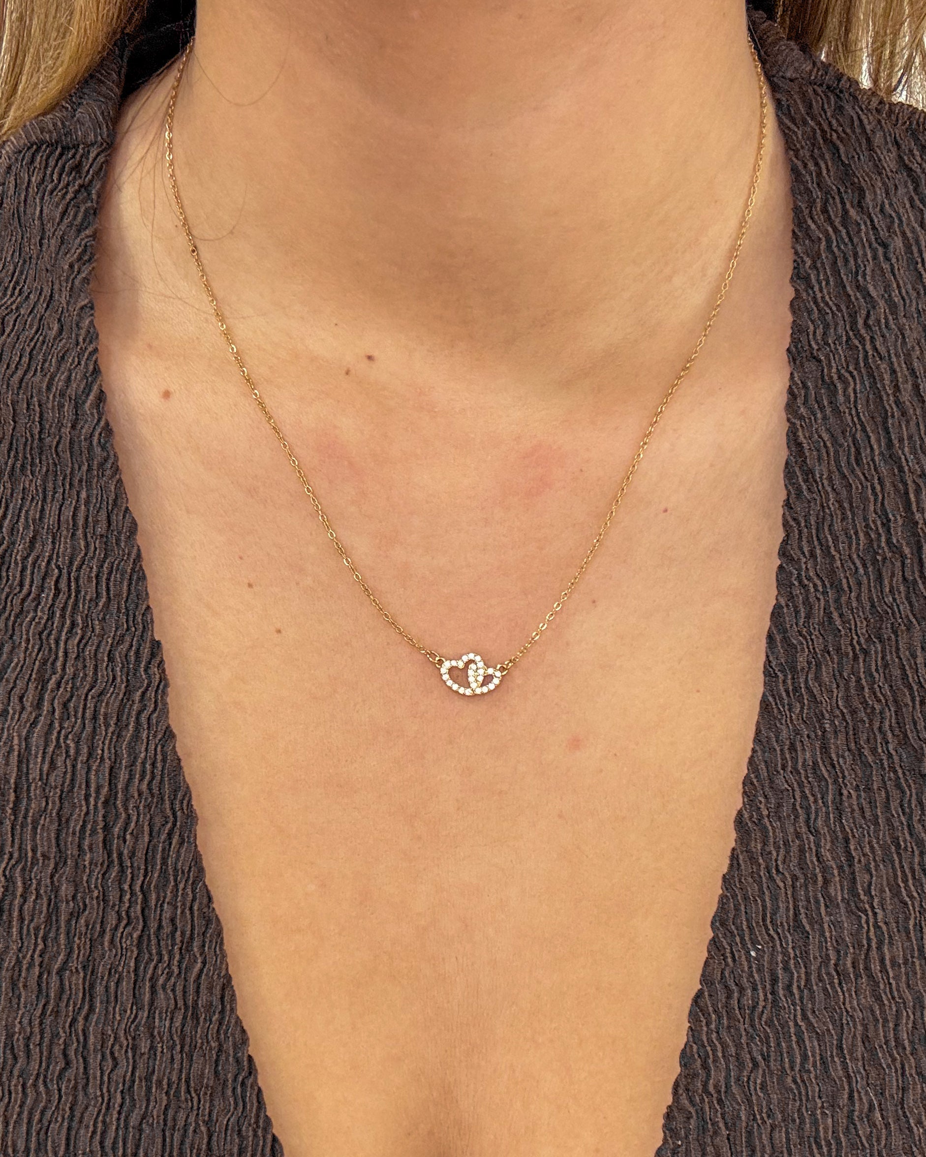 modelo usando colar duplo coração dourado aço inox