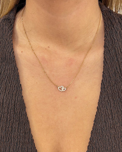 modelo usando colar duplo coração dourado aço inox